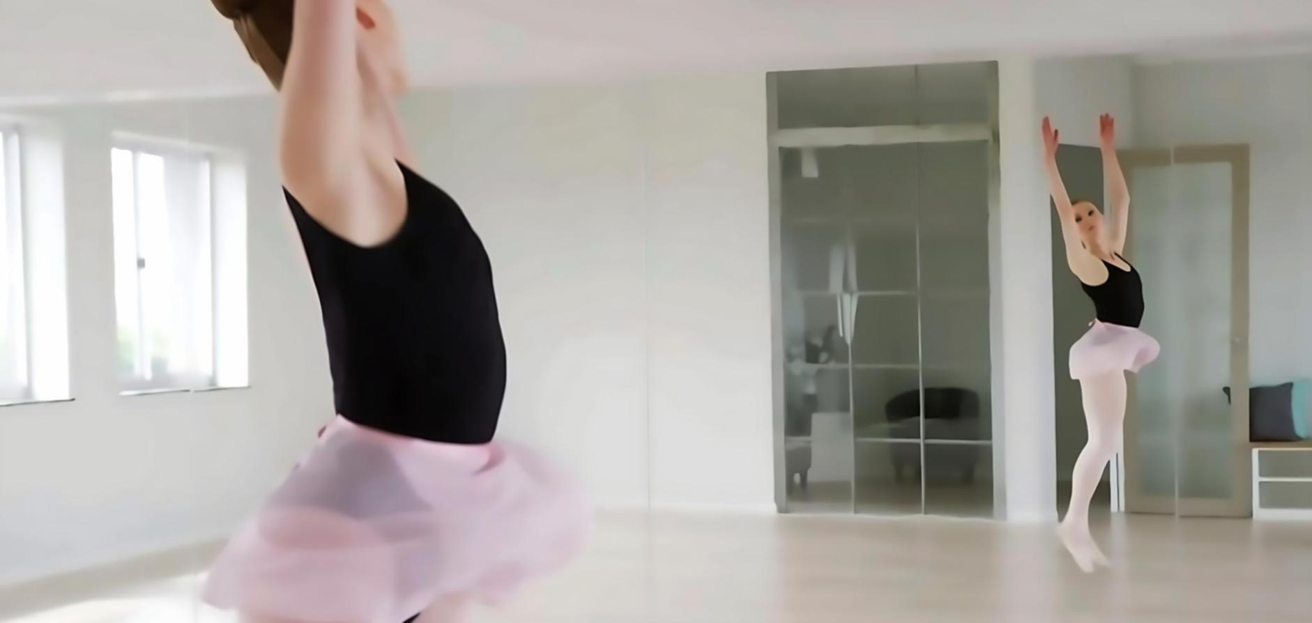 Couple de danseurs s'entraînant dans notre studio lumineux avec parquet en bois